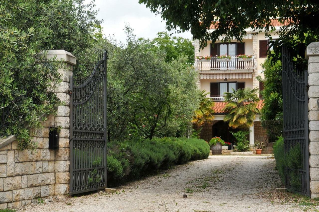 Haus Liliana Hotel Tar-Vabriga Екстериор снимка